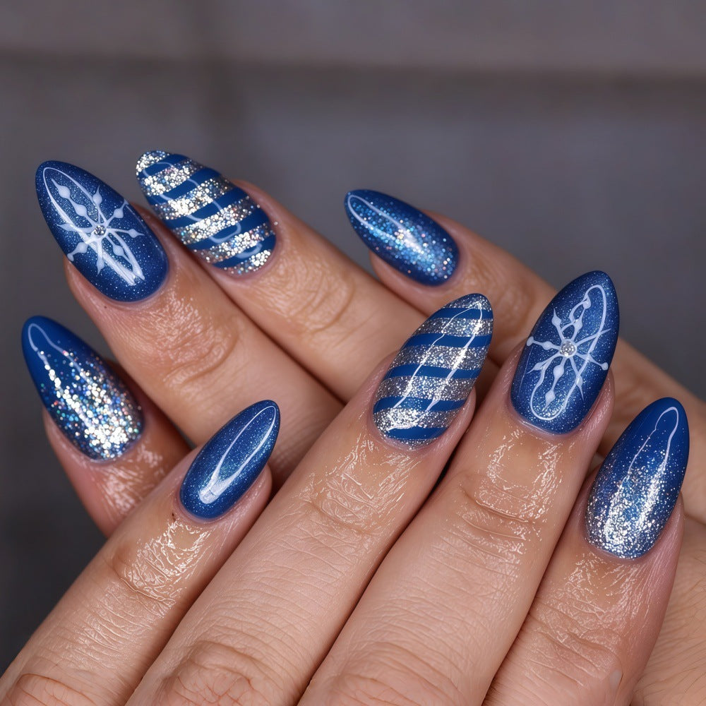 Glamouröse Kunstnägel mit Glitzer- und Musterdesign Brehn