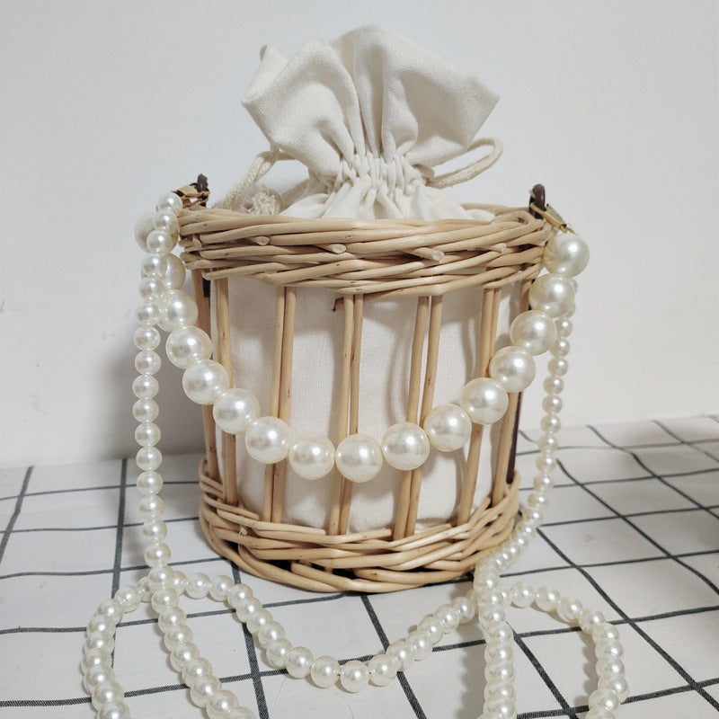 Damen Handtasche mit Perlenkette Brehn