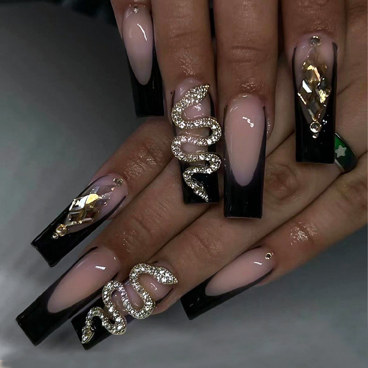Künstliche Nagelspitzen mit glamourösem Schlangendesign Brehn