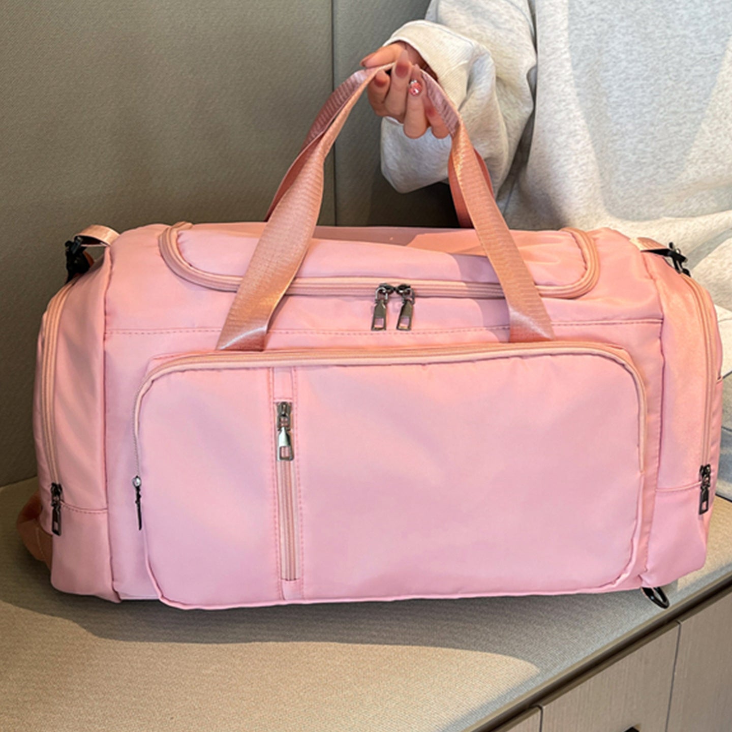 Reisetasche mit Vielseitigem Stauraum und Robusten Reißverschlüssen Brehn