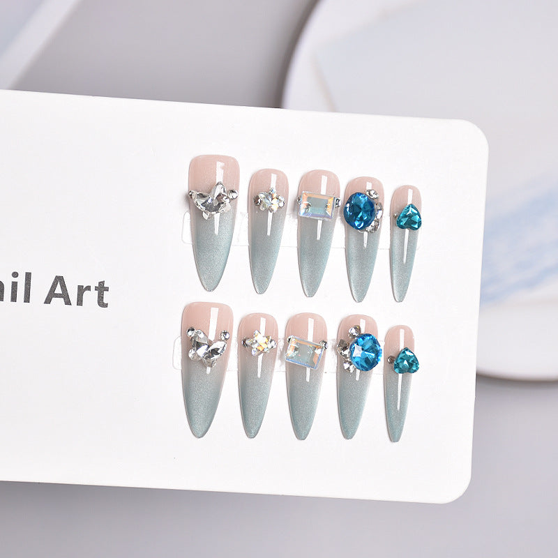 Glamouröse Stiletto-Nagelerweiterungen mit Kristallen Brehn