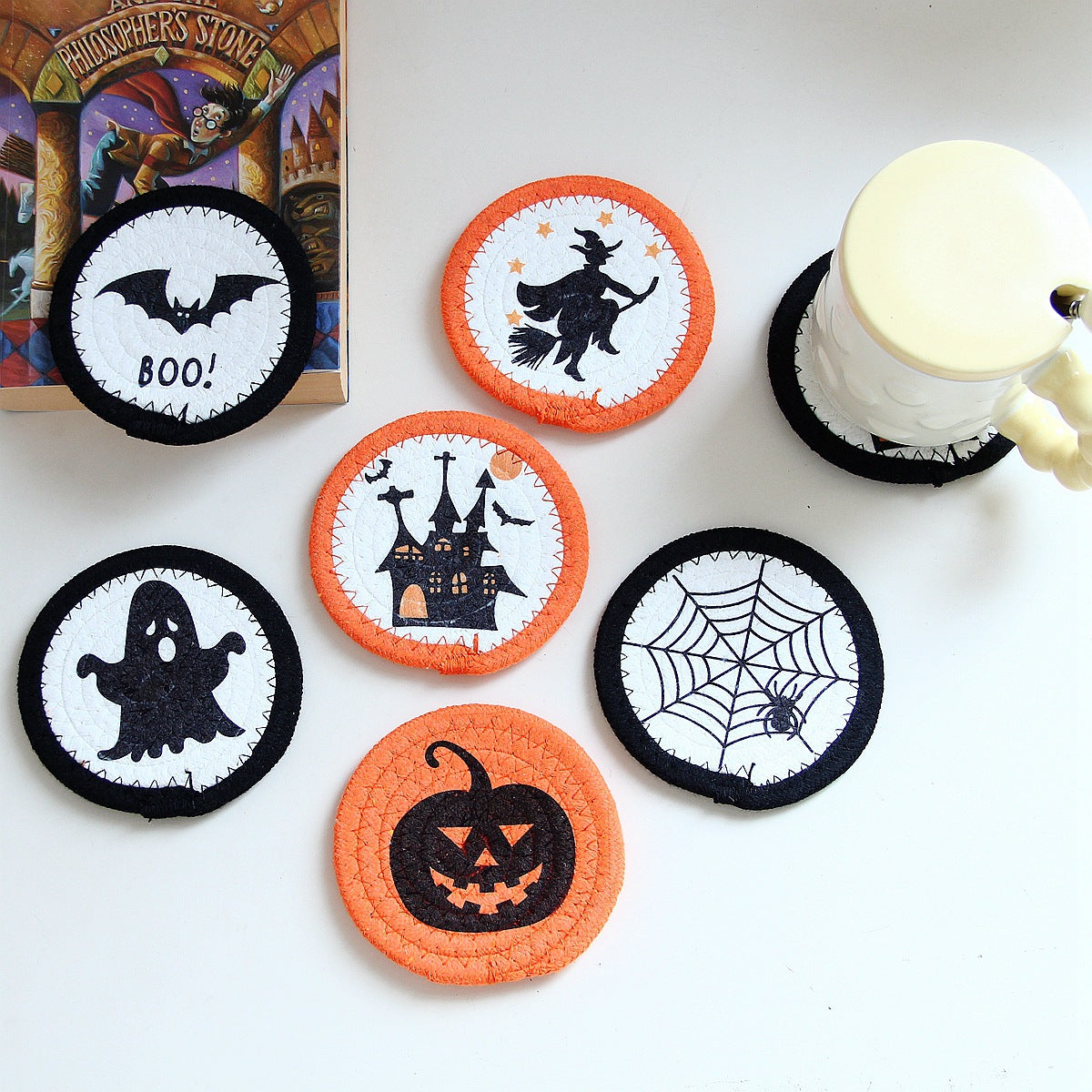 Runde Filz- und Baumwoll-Untersetzer mit gesticktem Halloween-Spukhausmotiv