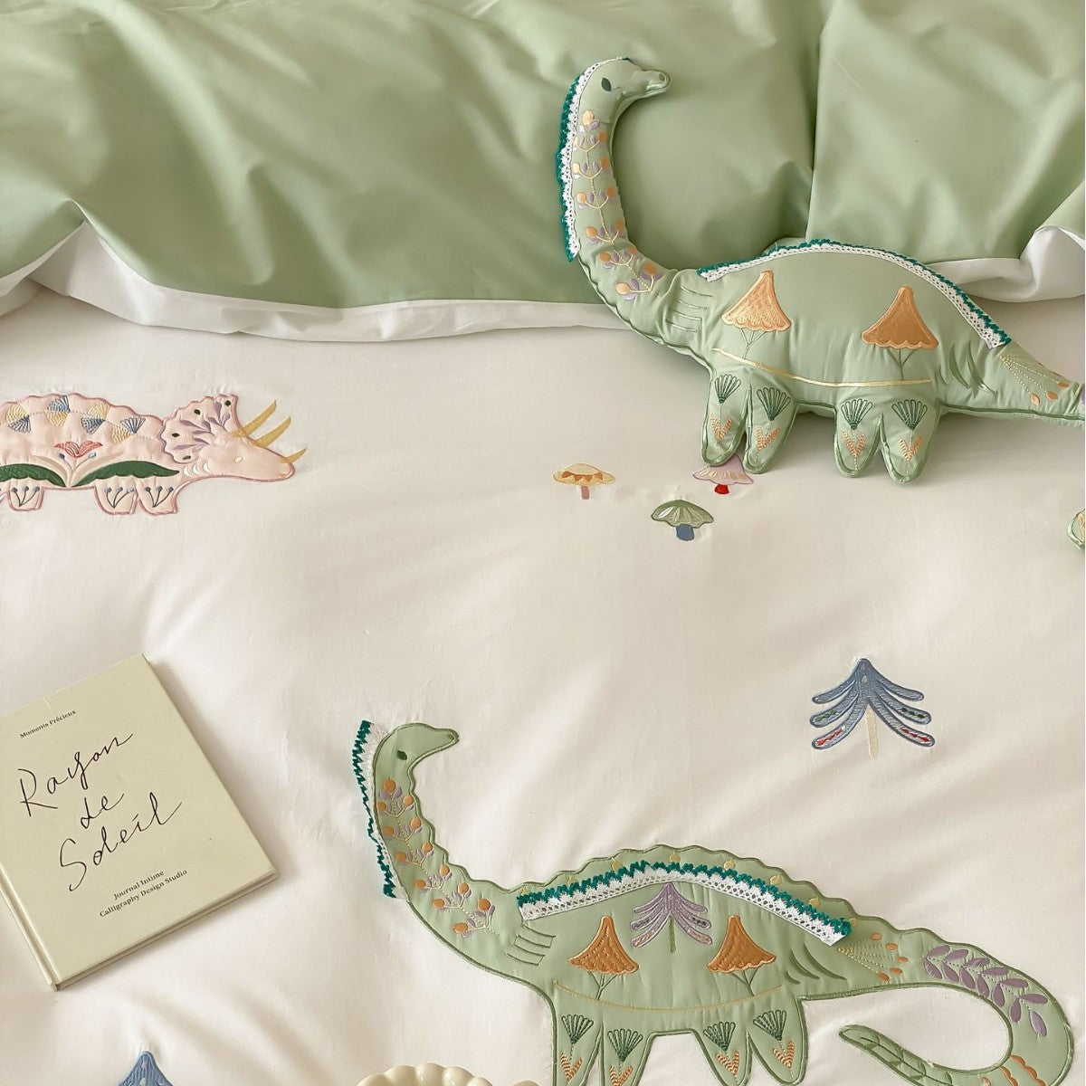 Kinder Besticktes Brontosaurus Baumwollsatin Bettwäsche Set mit Wendekissenbezügen & Dekorativem Plüschdinosaurier
