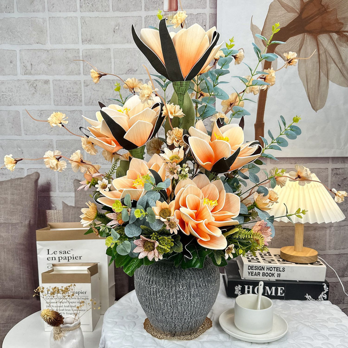 Elegantes lebensechtes Blumenarrangement für die Innendekoration