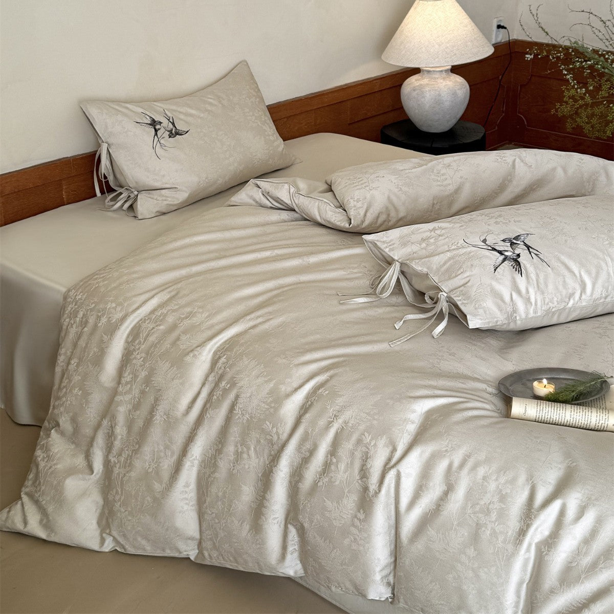 Jacquard Satin-Feel Bettwäsche Set mit bestickten Schwalbe & Kissenbezügen mit Bändchenverschluss