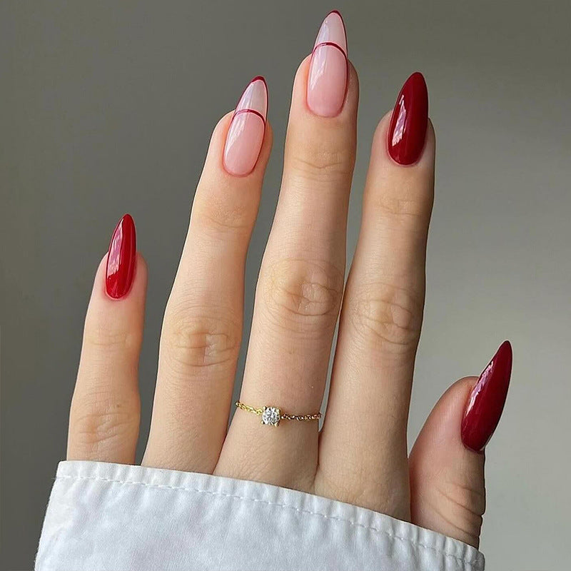 Kunstvolle Stiletto-Nägel mit herzförmigen Akzenten Brehn
