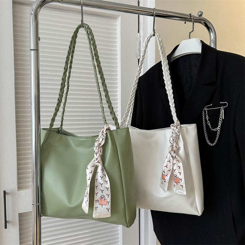 Glänzende Kunstleder Shopper Tasche mit geflochtenen Trägern
