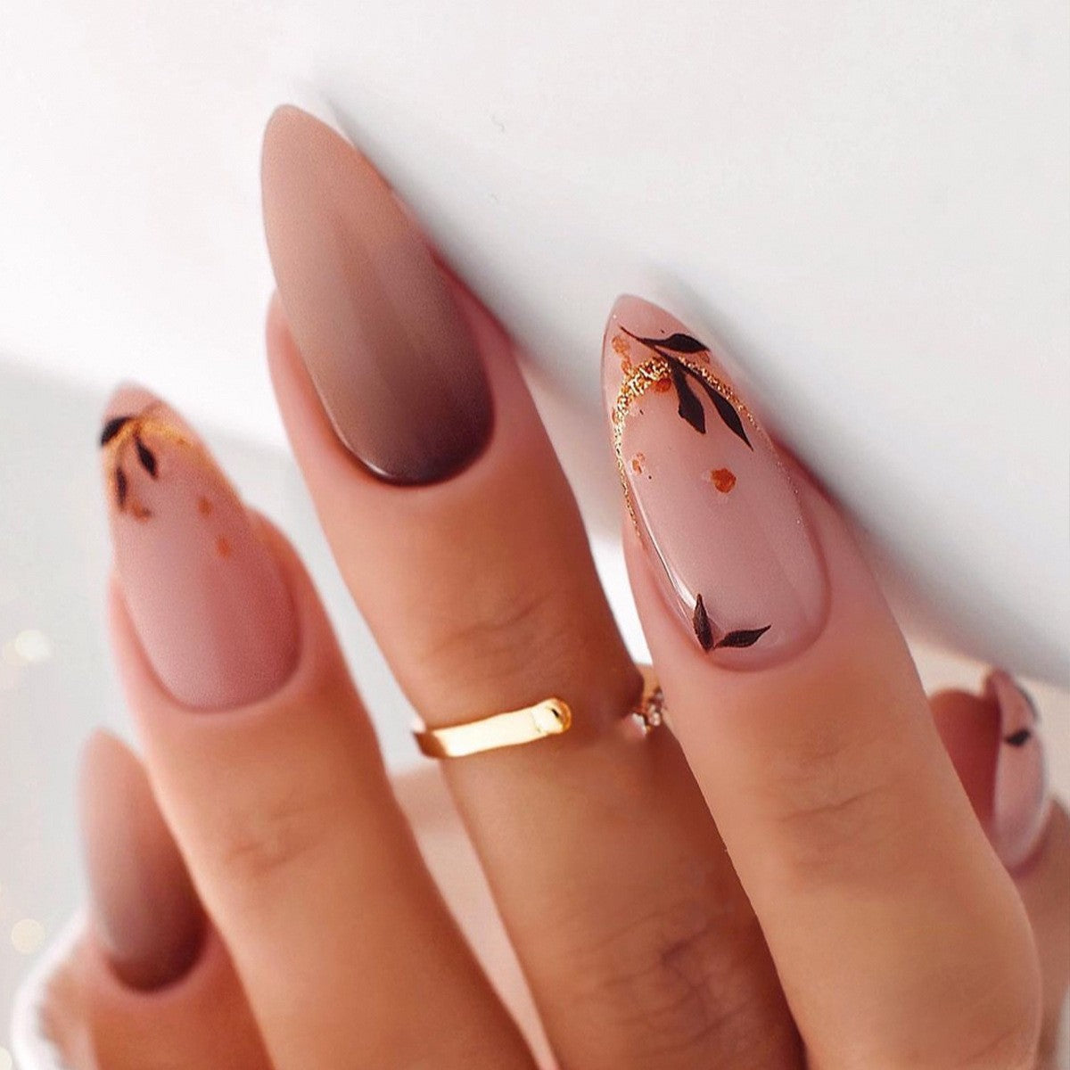 Kreatives Kunstnagelset mit Leopardenmuster und Glitzerakzenten Brehn