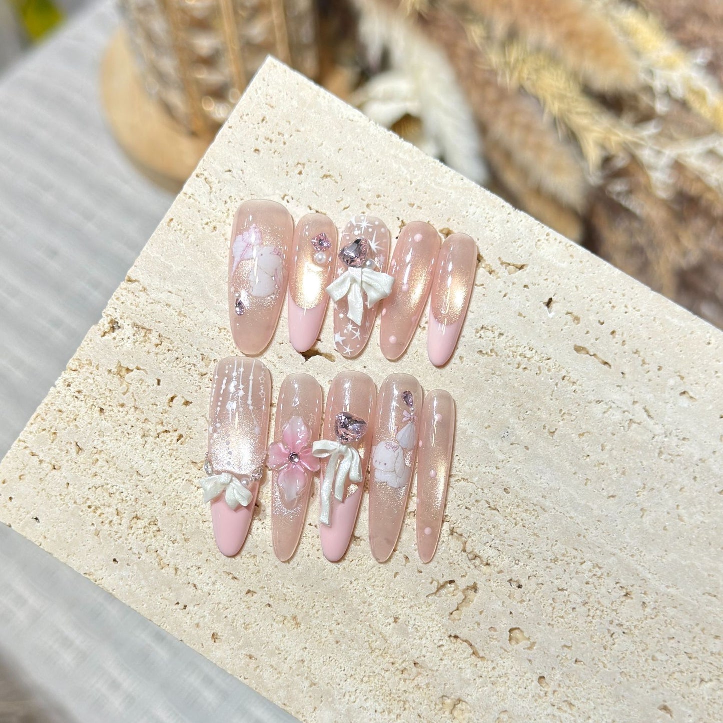 Dekoratives Stiletto Press-On Nagelkunst-Set mit elegantem Blumenmuster Brehn