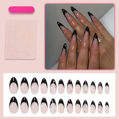 Kunstnagelset mit eleganten Spitzen und Glamourösen Verzierungen Brehn