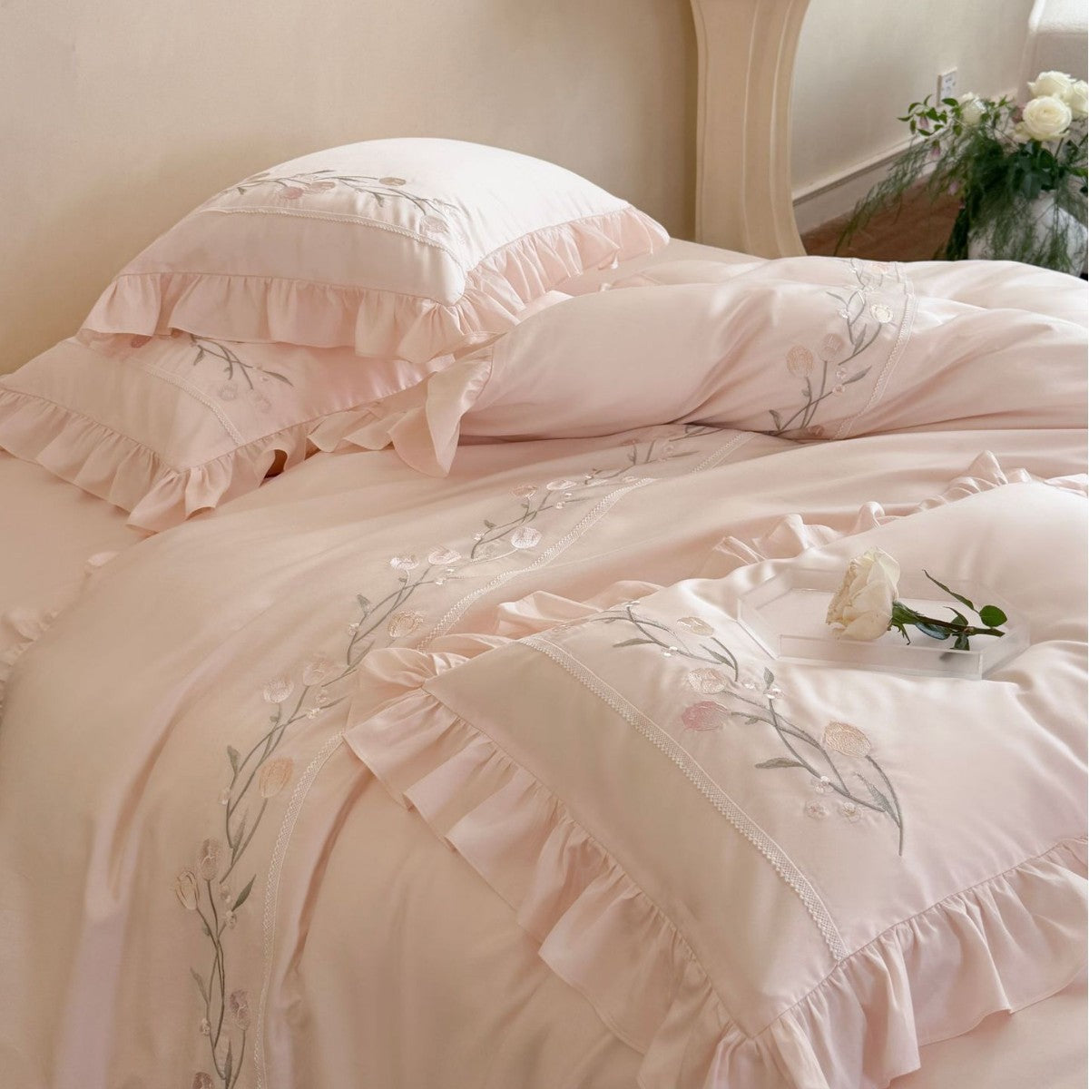 Luxuriöses Satin-Bettwäsche-Set mit Rüschen und Blumenstickerei