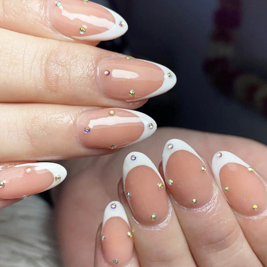 Kunstnagelset mit eleganten French-Spitzen und funkelnden Akzenten Brehn