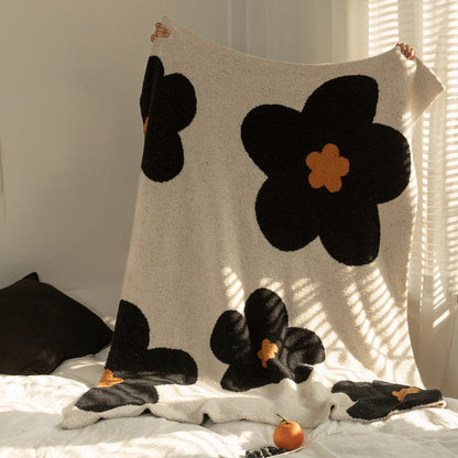 Grobstrick-Bouclé-Wohndecke mit großflächigem Blumenmotiv und Teddy-Textur Brehn