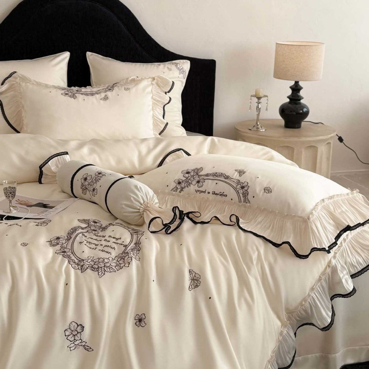 Luxuriöse Satin-Bettgarnitur mit floraler Stickbordüre und Volant