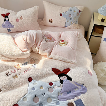 Kinder-Bettwäschegarnitur mit kuscheliger Teddy-Fleece-Oberfläche, applizierten Figuren und Wendefunktion