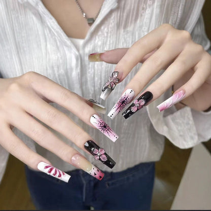 Künstlerische florale Nagelverlängerungen