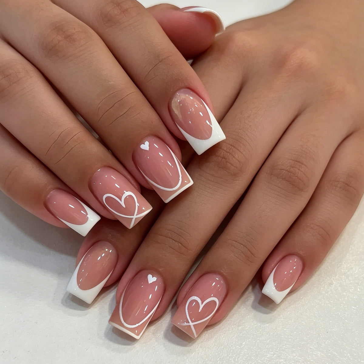 Herz- verziertes französisches Nagelkunst Brehn