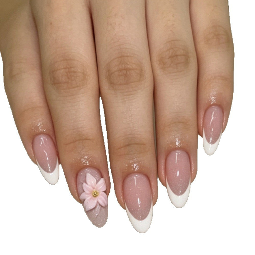 Kunstnägel mit Blumiger Verzierung und Elegantem French-Tip Brehn