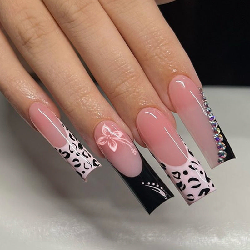 Kreatives Kunstnagelset mit elegantem schwarz-pinkem Design Brehn