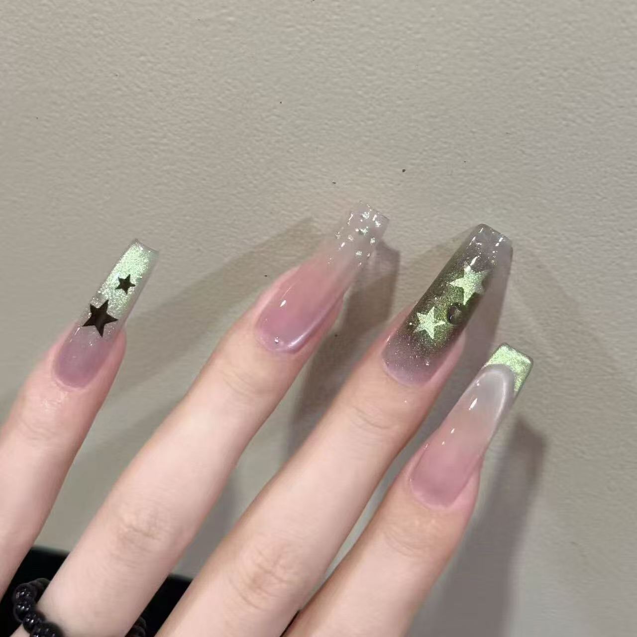 Stylische Glitzerstern-Nagelkunst Brehn