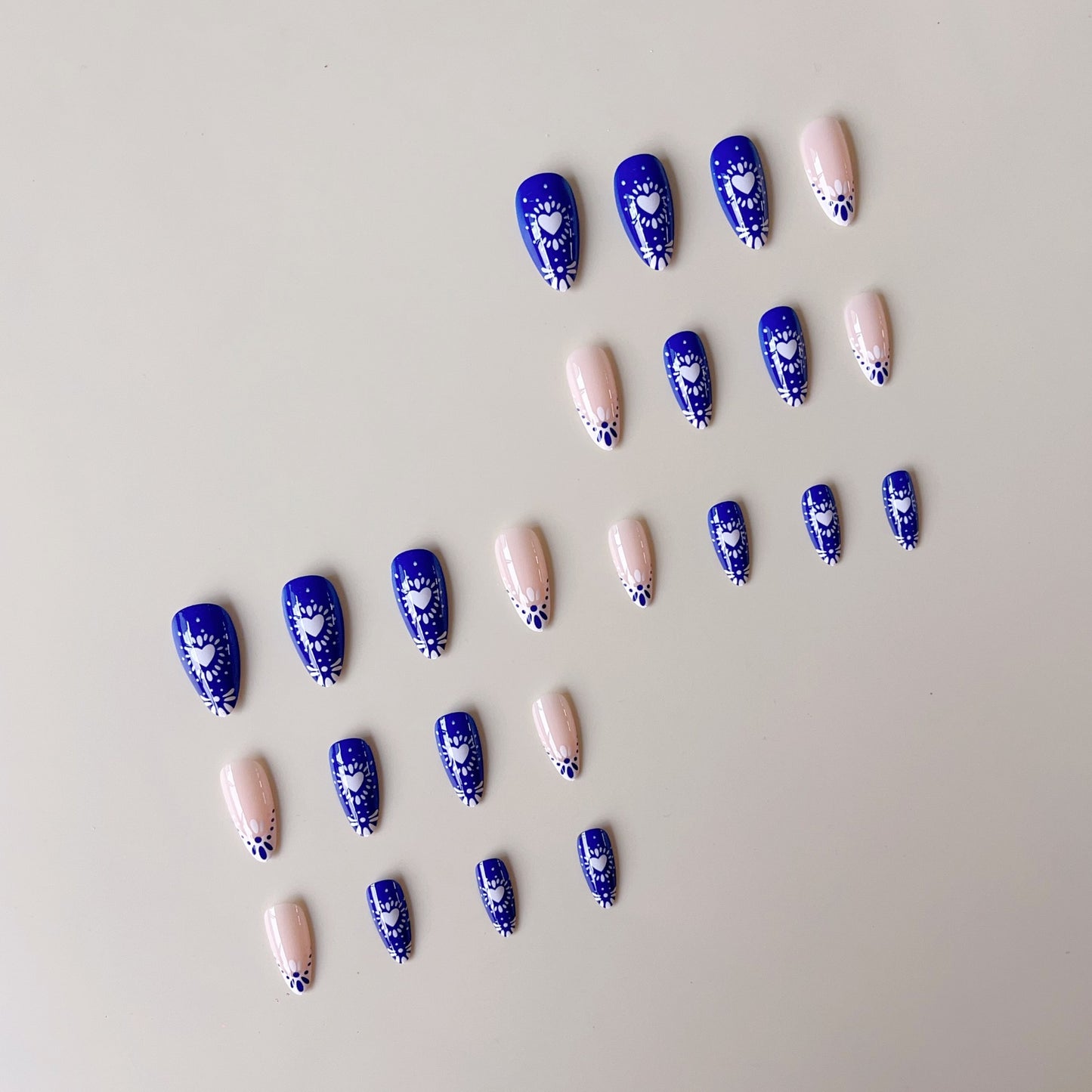 Kunstnagelset mit kreativen Blumen- und Herzmotiven Brehn