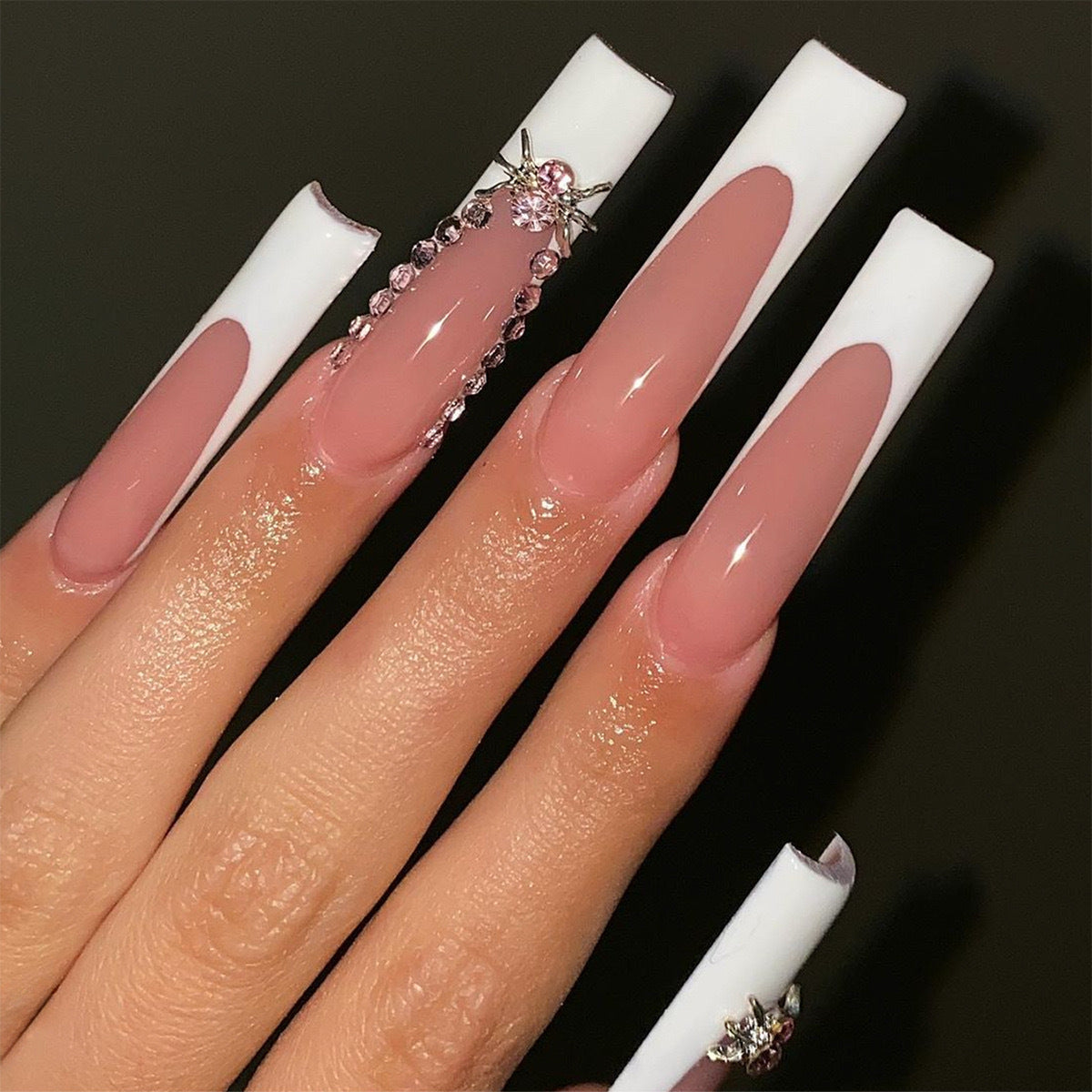 Glamouröse Kunstnagelspitzen mit 3D-Schmuckelementen Brehn