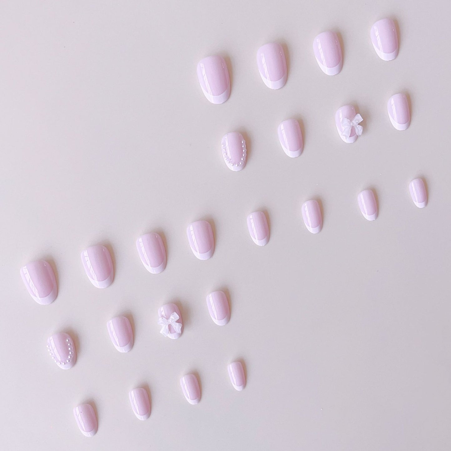 Kunstnagelset mit eleganten 3D-Blüten- und Spitzenakzenten Brehn