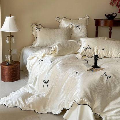 Luxuriöses Satin-Bettwäsche-Set mit Schleifenstickerei und Paspelierung Brehn