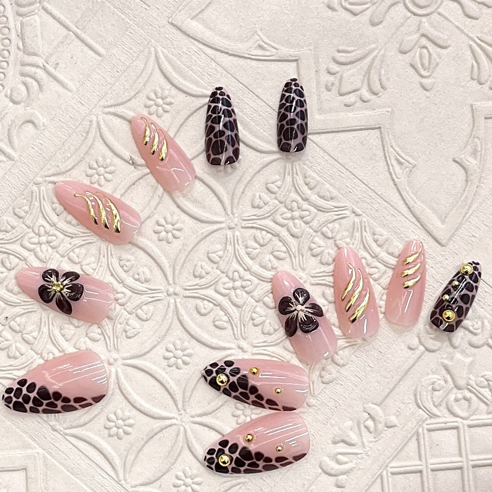 Künstlerisches Press-On Nagelset mit floralem und Leopardenakzent Brehn