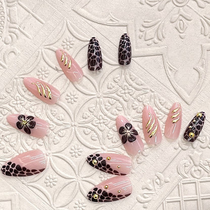 Künstlerisches Press-On Nagelset mit floralem und Leopardenakzent Brehn