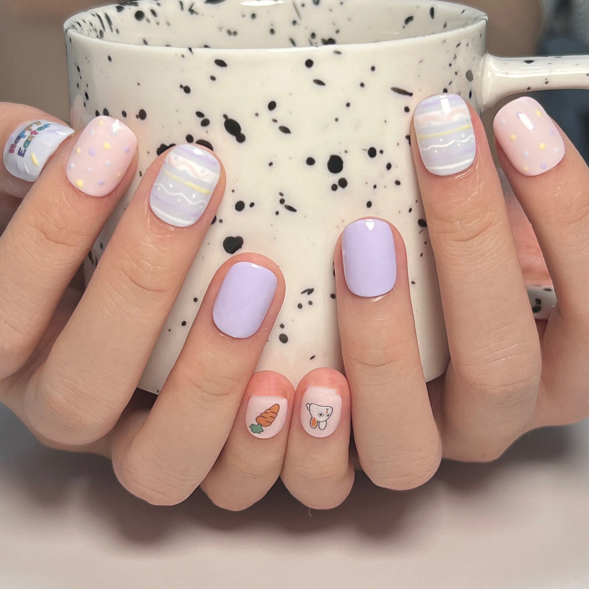 Kunstvolle Nagelkunst mit süßen Tiermotiven und pastellfarbenem Design Brehn