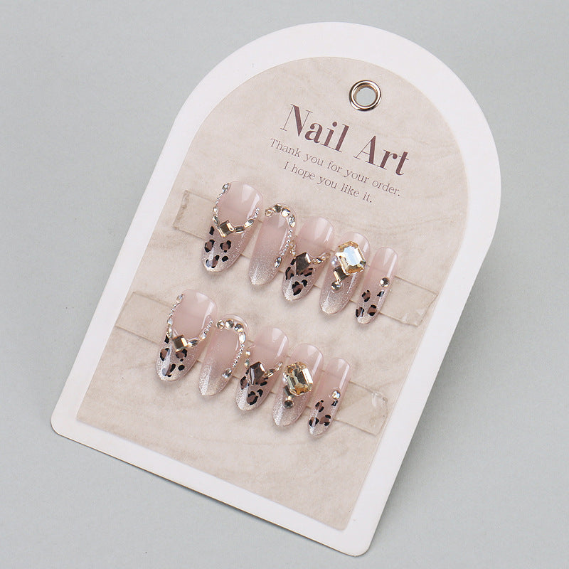 Elegante Druck-Nageltips mit goldenen Akzenten Brehn
