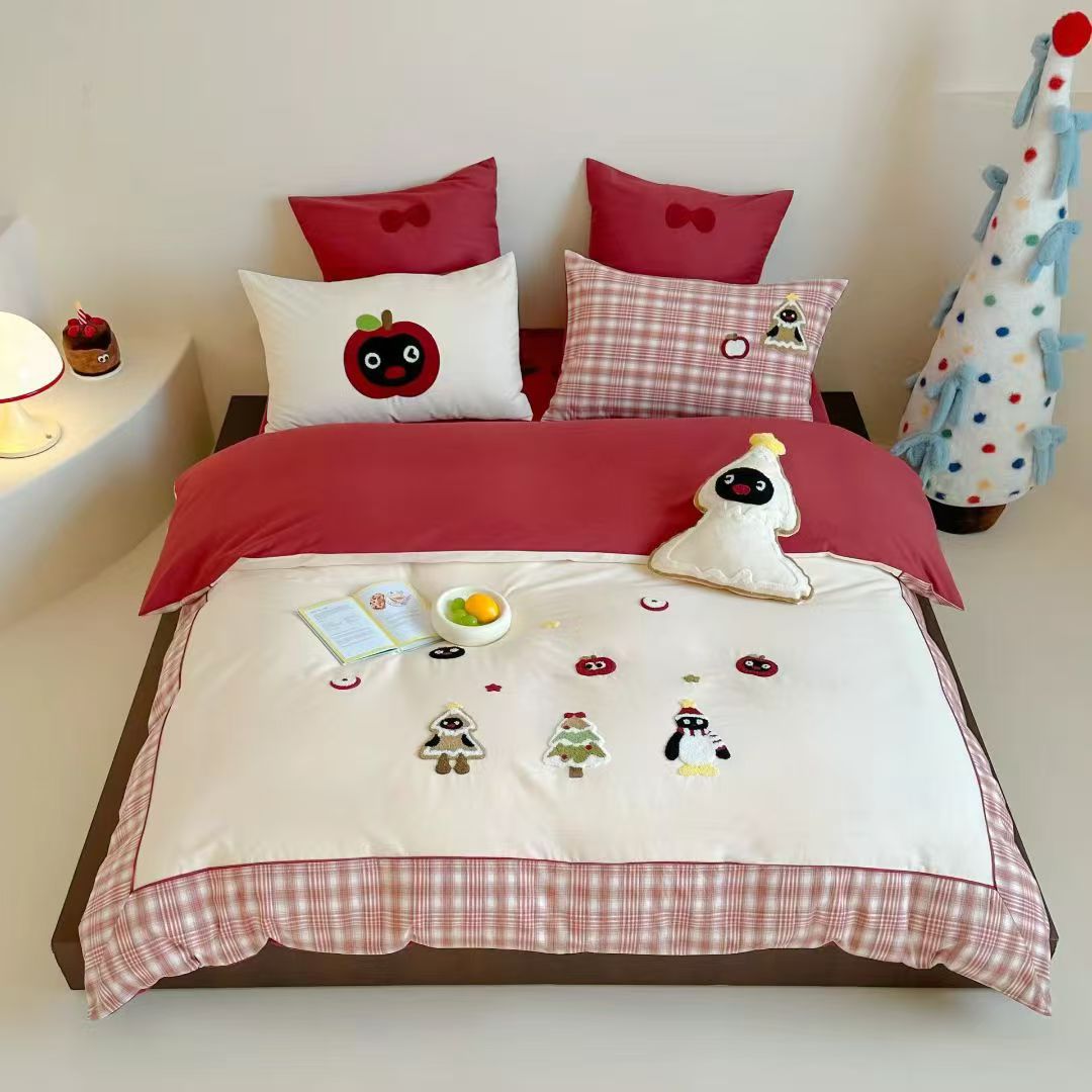 Kinder-Bettwäschegarnitur mit applizierten Winterfiguren und kariertem Volant