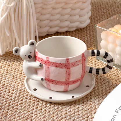 Verspieltes Keramik-Tassen-Set mit Koala-Reliefgriff und passender Untertasse