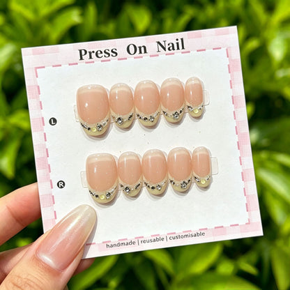 Künstlerisches Press-On Nail Art Set mit niedlichen Charakteren und Schleifenakzenten
