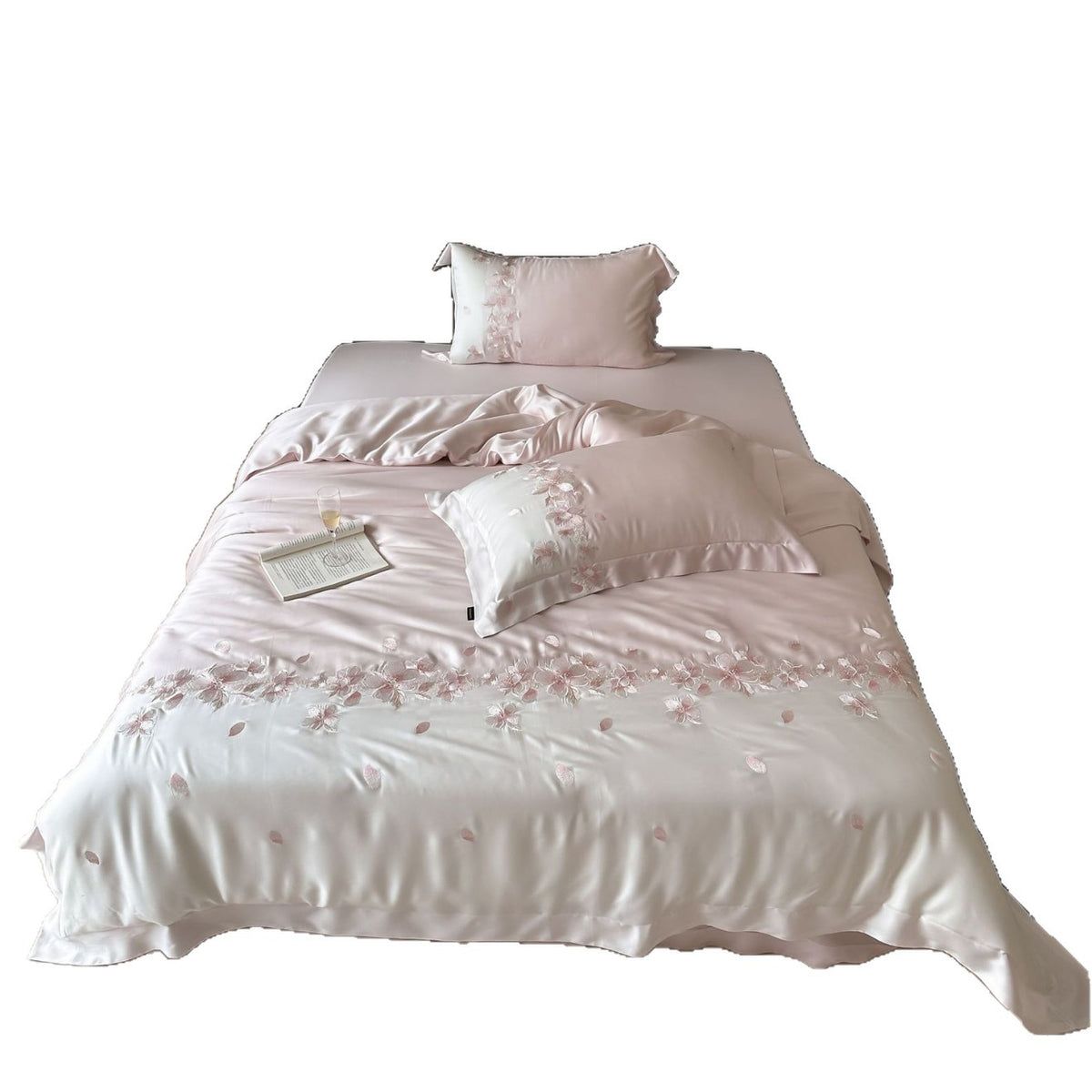 Luxuriöse Satin-Bettwäschegarnitur mit floraler Stickbordüre und seidig glänzender Oberfläche