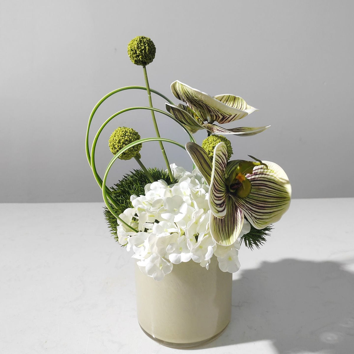 Elegante dekorative Orchideenblütenarrangement