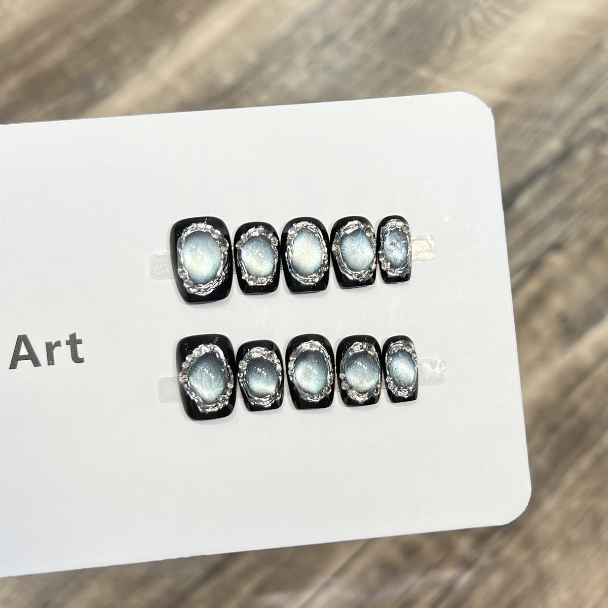 Glamouröse Press-On Nail Art Set mit Silberakzenten Brehn