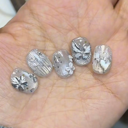Dekoratives Press-On Nagelkunst Set mit floralen und Sternakzenten Brehn