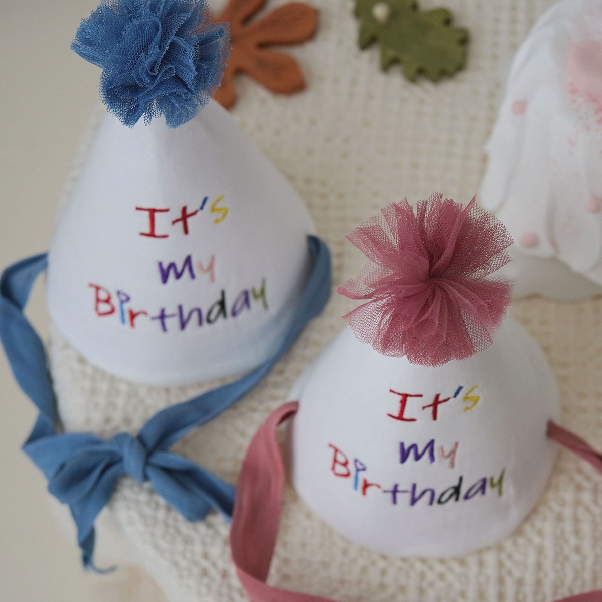 Bestickte Baumwoll-Geburtstags-Tüten-Party-Haube mit Tüll-Pom und Bandbändern