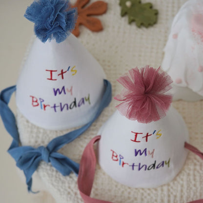 Bestickte Baumwoll-Geburtstags-Tüten-Party-Haube mit Tüll-Pom und Bandbändern
