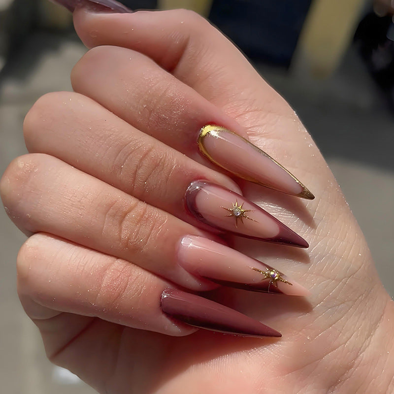 Kunstnagelset mit eleganten Spitzen und glamourösen Details Brehn