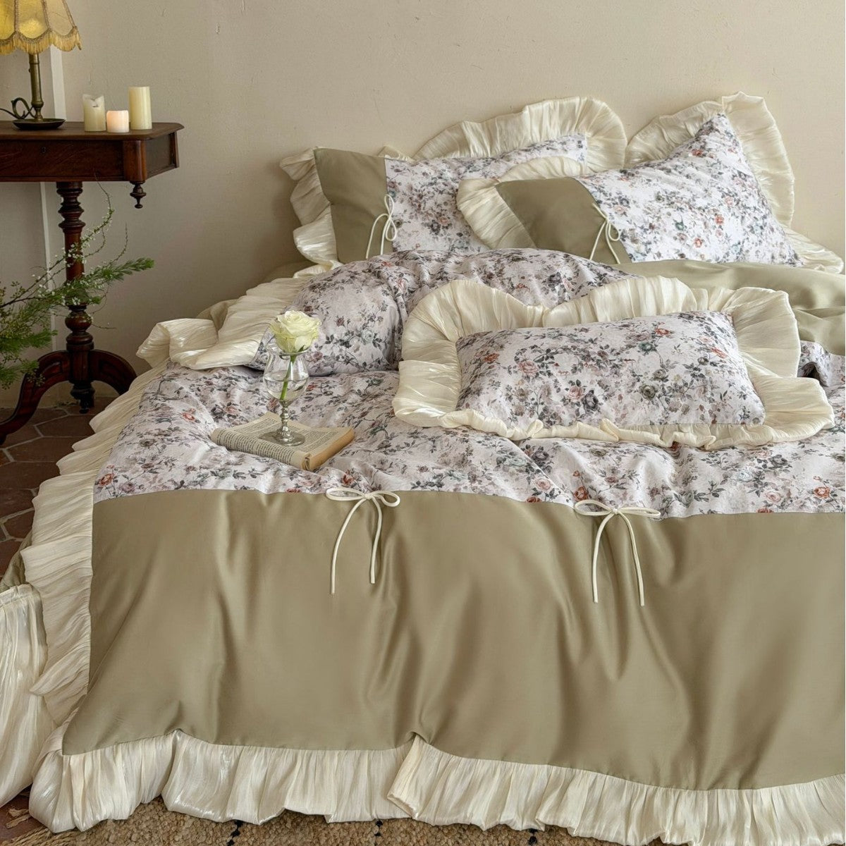 Romantisches Rüschen-Bettwäsche-Set mit floralem Vintage-Muster und Zierbändern
