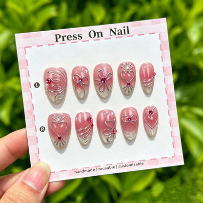 Dekorative Press-On Nägel Set mit floralen und Edelsteinakzenten