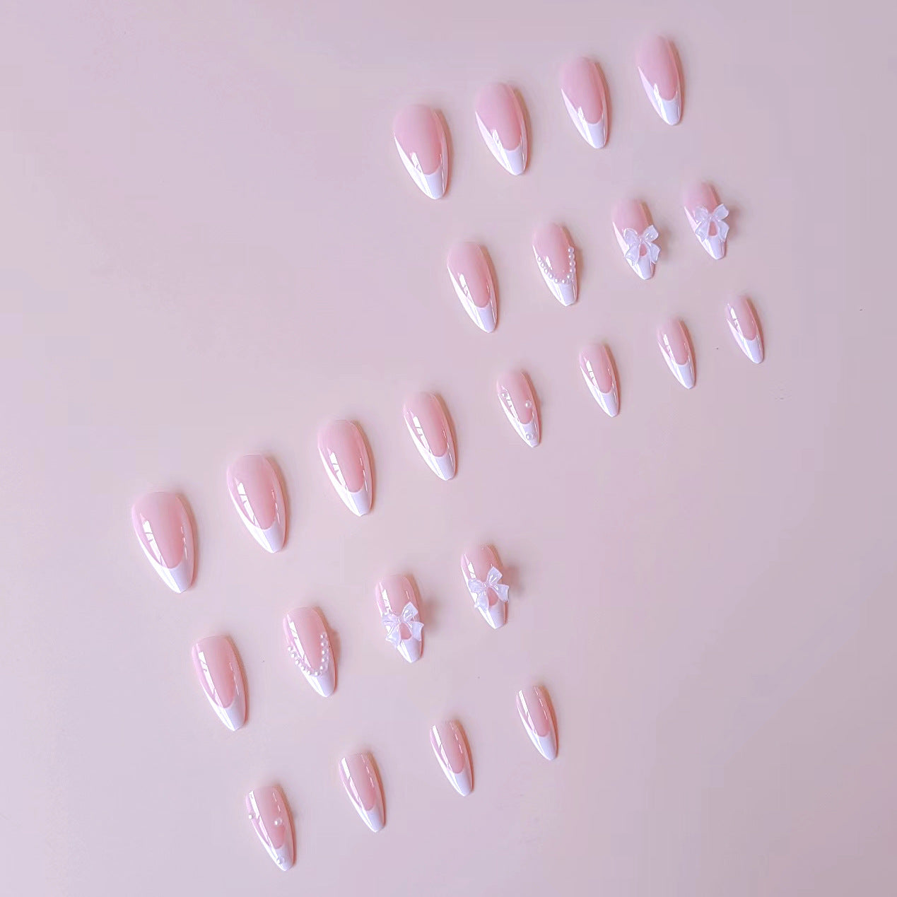 Kunstnagelset mit eleganten Spitzen und floralen Akzenten Brehn