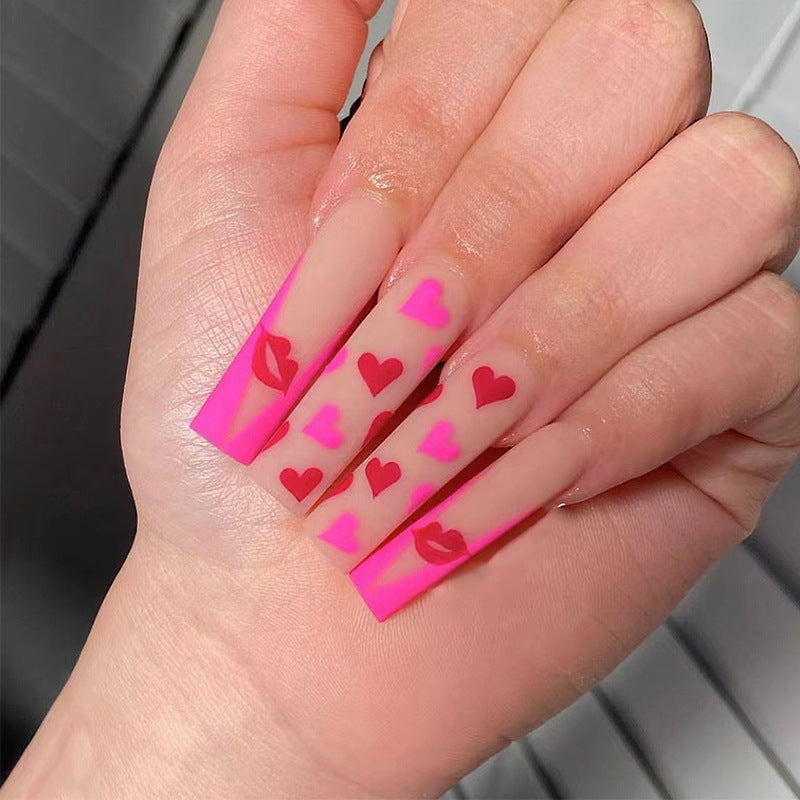 Nagelkunst mit Herz- und Lippenmotiven Brehn