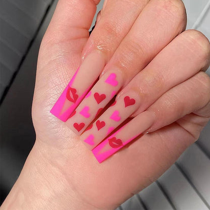 Nagelkunst mit Herz- und Lippenmotiven Brehn