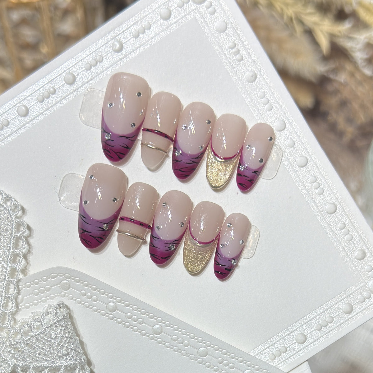 Künstlerisches Stiletto Press-On Nagelset mit Strassakzenten Brehn