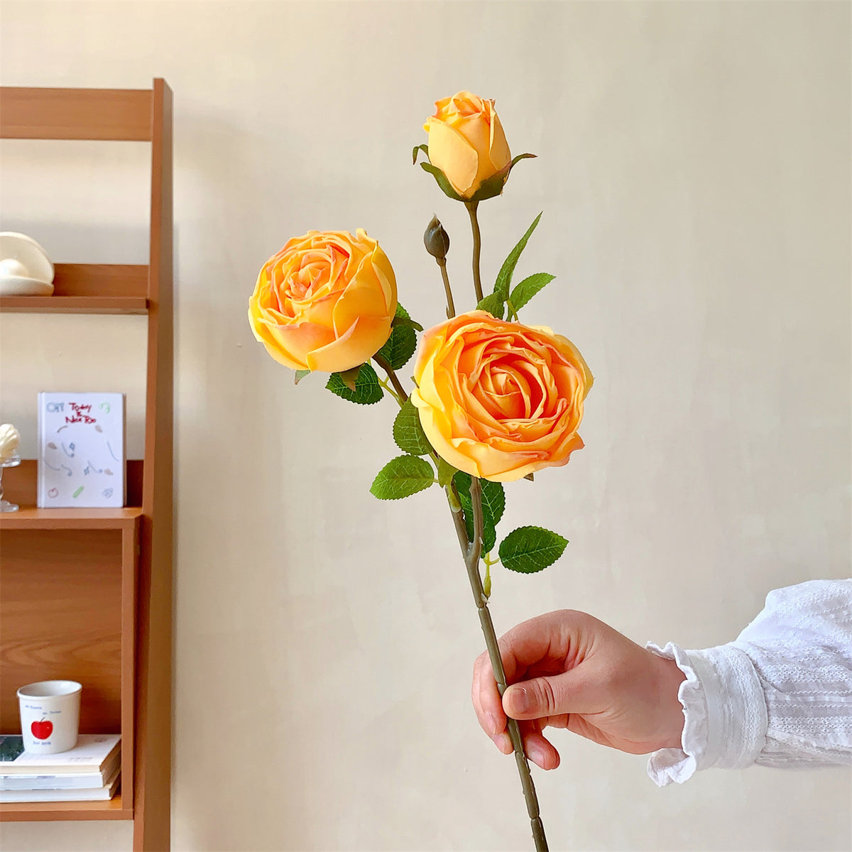 Eleganter künstlicher Rosenstrauß