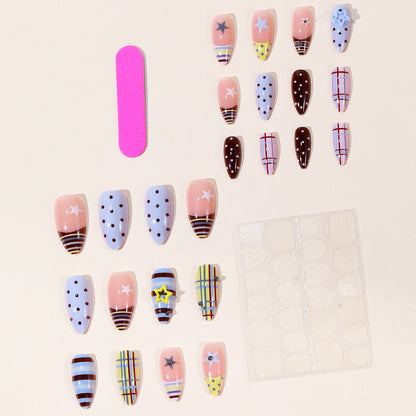 Dekorative Stiletto Nagelkunst mit Sternakzenten Brehn